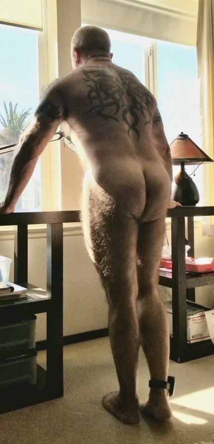 Tank4154 posing with his monitoring ankle bracelet. For the full story, tune in Saturday morning at https://www.twitch.tv/therocketreview